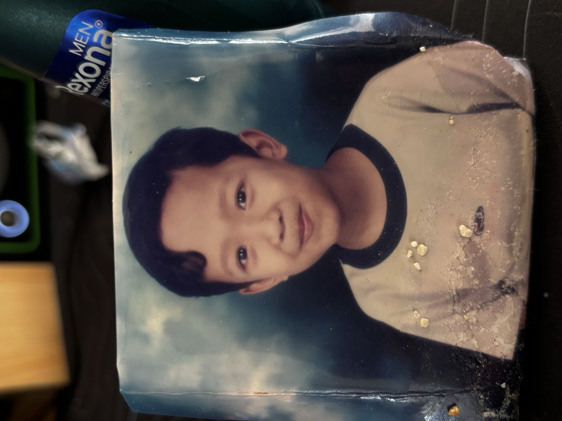 Foto potret masa kecil Hary mengenakan kaus berwarna krem